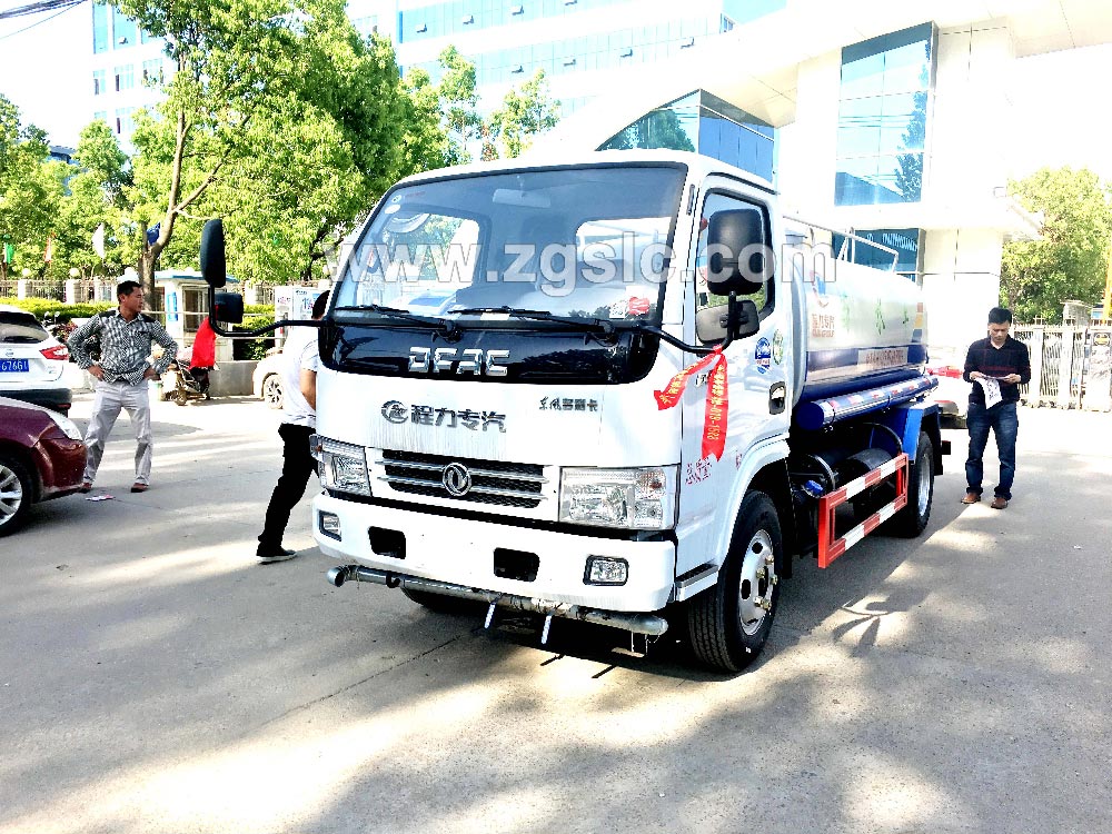 到湖北程力集團(tuán)訂購灑水車，現(xiàn)貨供應(yīng)隨時出發(fā)