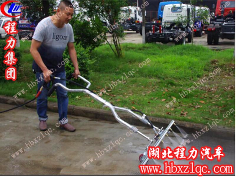 長安多功能路面養(yǎng)護(hù)車--致力城市街道，凈化生活環(huán)境！