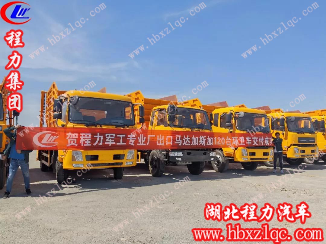 交車儀式現(xiàn)場(chǎng)，工人們自豪的拉起了橫幅