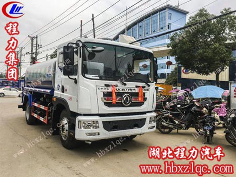 東風(fēng)D9噴霧車(chē)整裝完畢，奔赴“戰(zhàn)場(chǎng)”