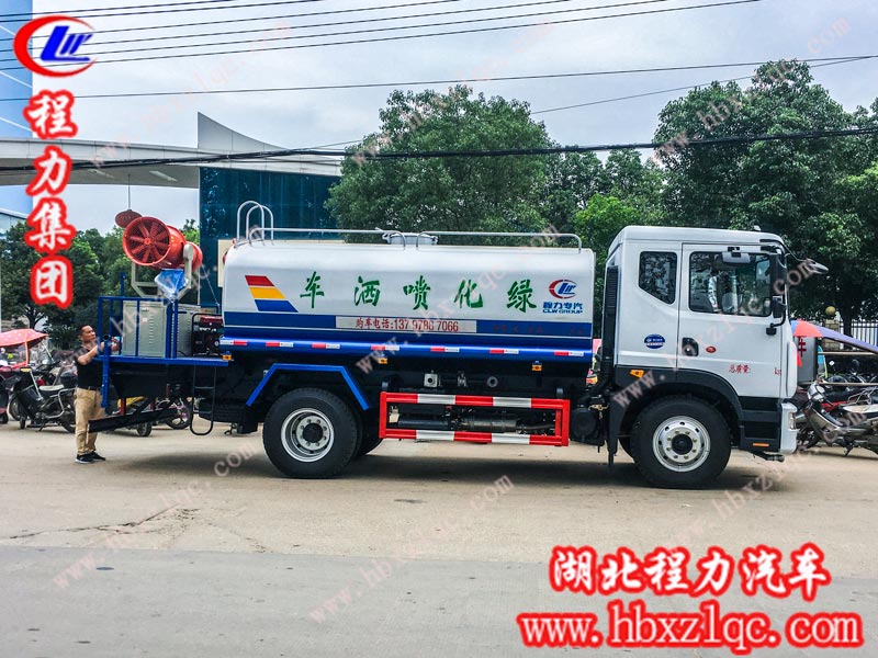 程力專(zhuān)用汽車(chē)股份有限公司噴霧灑水車(chē)送您一片清新無(wú)塵的樂(lè)園