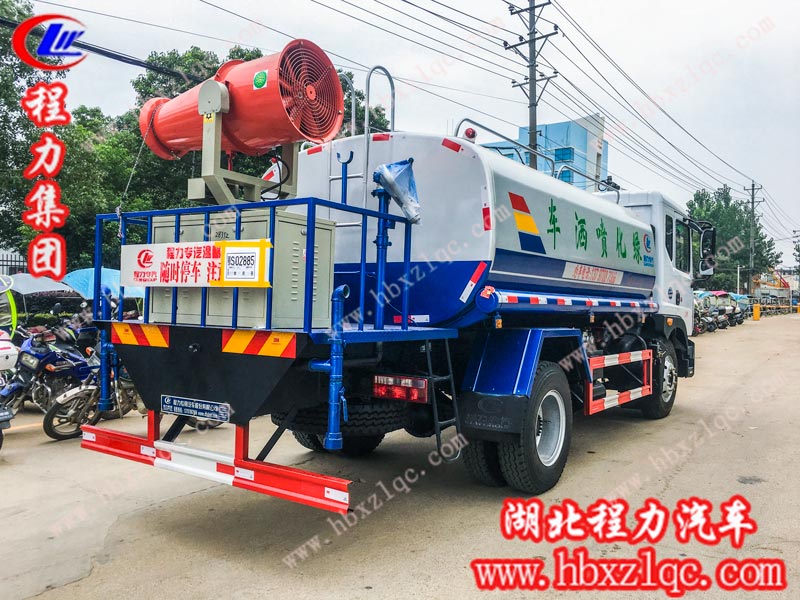 程力專(zhuān)用汽車(chē)股份有限公司噴霧灑水車(chē)送您一片清新無(wú)塵的樂(lè)園