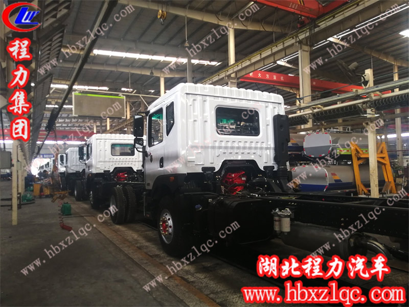 程力集團(tuán)灑水車車間大量現(xiàn)車訂做中，欲購(gòu)從速