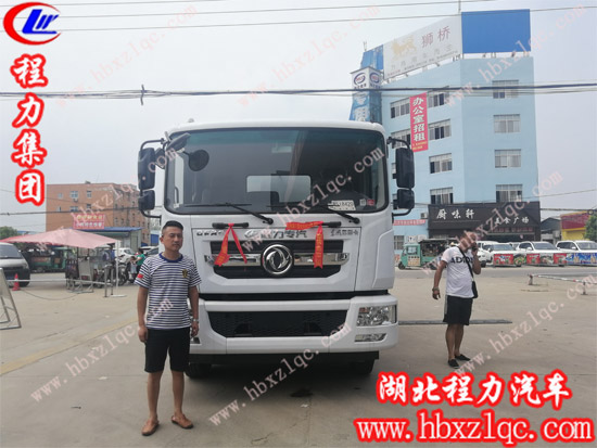 湖南岳陽(yáng)宋總喜提程力集團(tuán)12方東風(fēng)多利卡D9灑水車一臺(tái)！