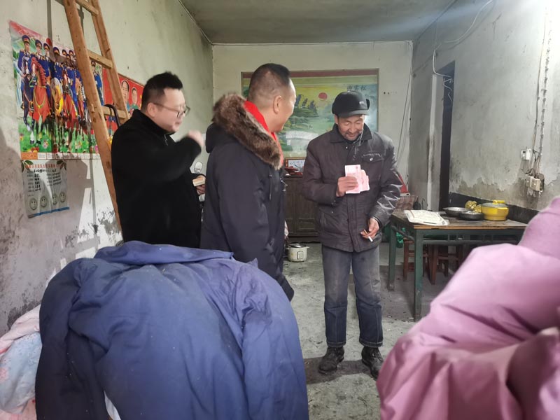 情系扶貧，湖北程力馬旭東馬主管帶領(lǐng)員工春節(jié)慰問(wèn)送溫暖