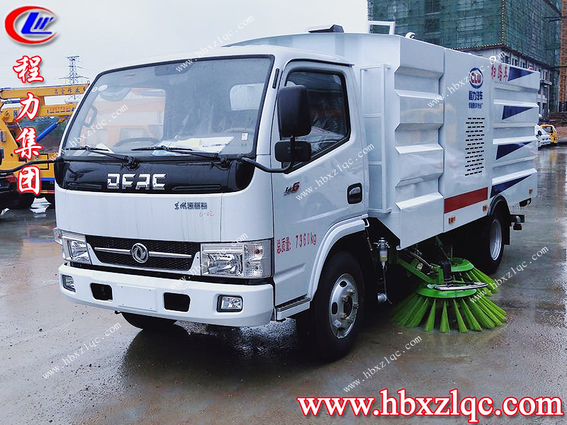 程力集團(tuán)，又一臺(tái)東風(fēng)多利卡功能掃路車開往河北路上