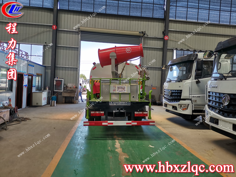 陽(yáng)光正好，程力集團(tuán)東風(fēng)福瑞卡綠化噴灑車發(fā)車了，請(qǐng)接收