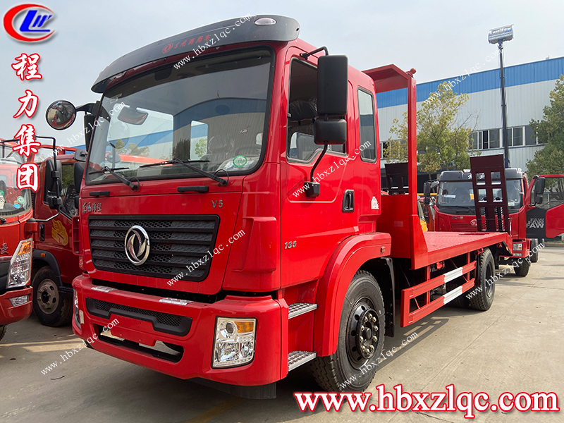青海老客戶來程力集團(tuán)提灑水車并購(gòu)買一臺(tái)平板運(yùn)輸車