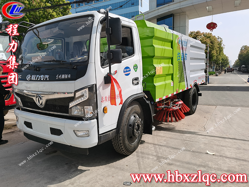 程力集團(tuán)東風(fēng)福瑞卡掃路車(chē)，北京客戶(hù)到廠自提車(chē)并學(xué)習(xí)操作方法