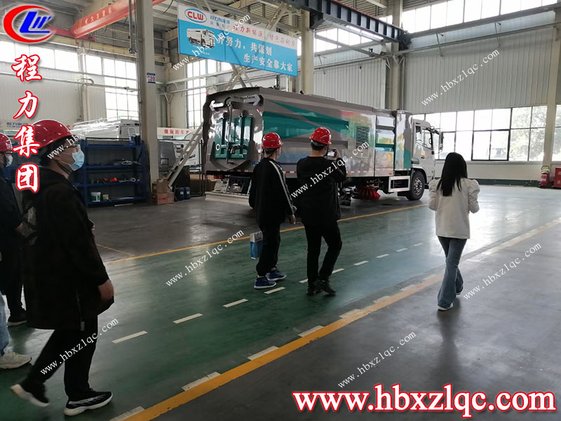 程力集團(tuán)熱烈歡迎武漢理工大學(xué)的莘莘學(xué)子來(lái)廠參觀