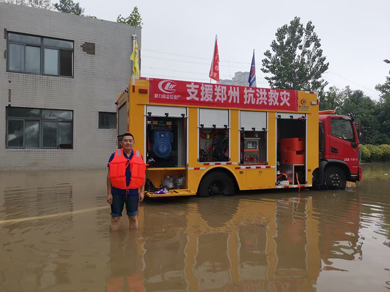 山水無情，同袍有愛，程力集團(tuán)先后三批派出救援車和物資奔赴河南抗洪第一線！